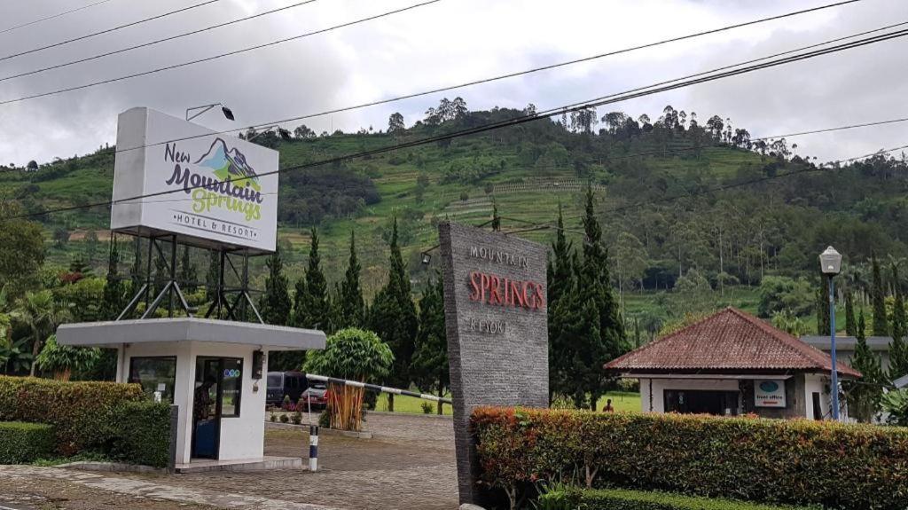 New Mountain Springs Hotel & Resort Lembang Exterior foto